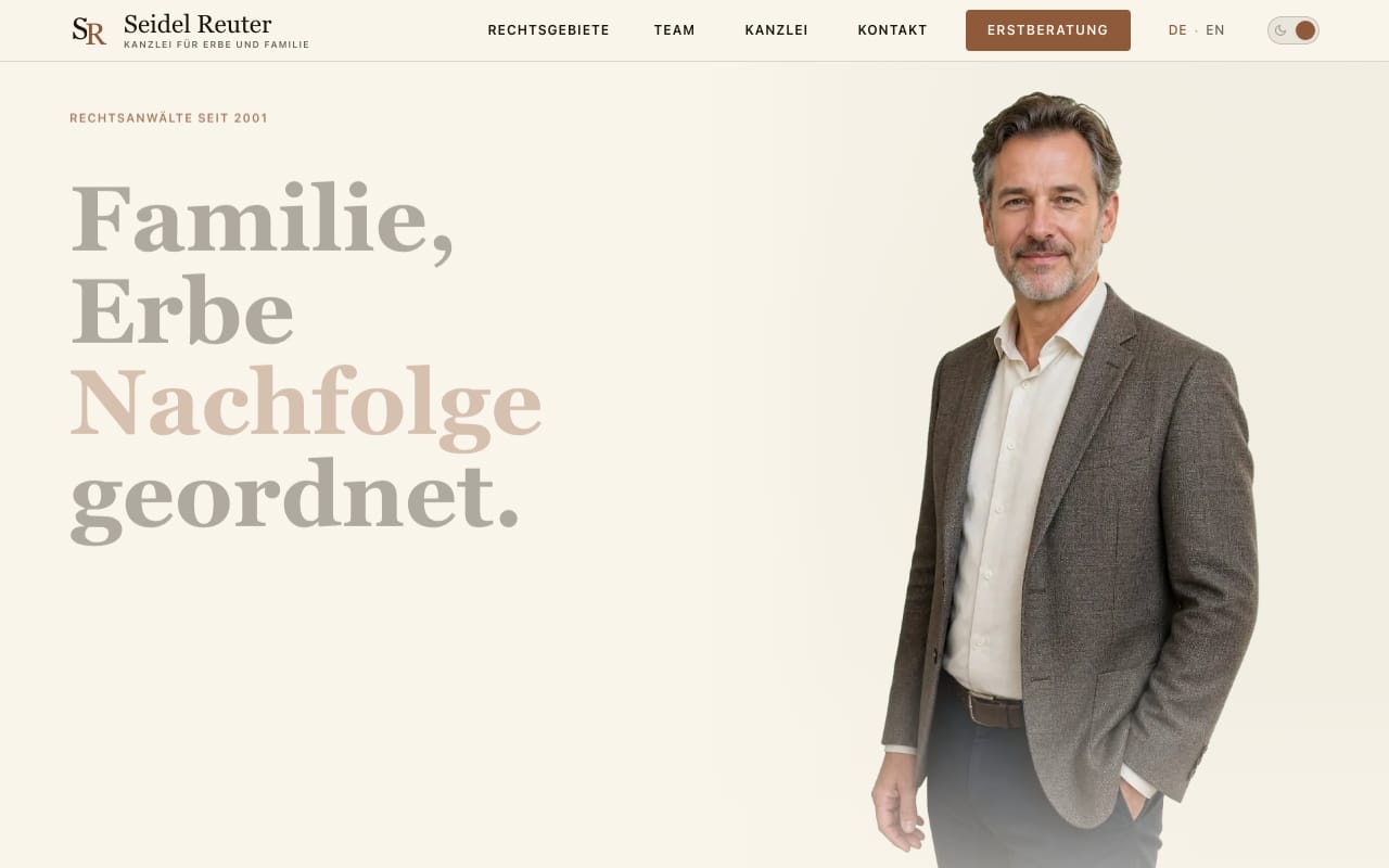 Startseite der Design-Demo Continuity: helle, warme Kanzlei-Website mit großer Serif-Überschrift und Porträtaufnahme.