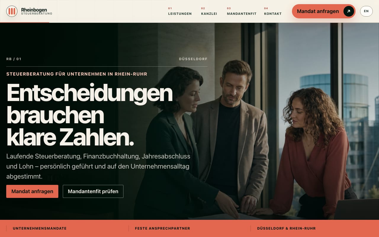 Startseite der Design-Demo Navigator: präzise Steuerberatungs-Website in Tannengrün und Koralle mit großflächiger Teamszene.
